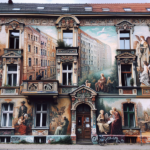 Verborgene Kunst in Berlin: Entdeckung alter Fassadenmalereien in Wohnvierteln